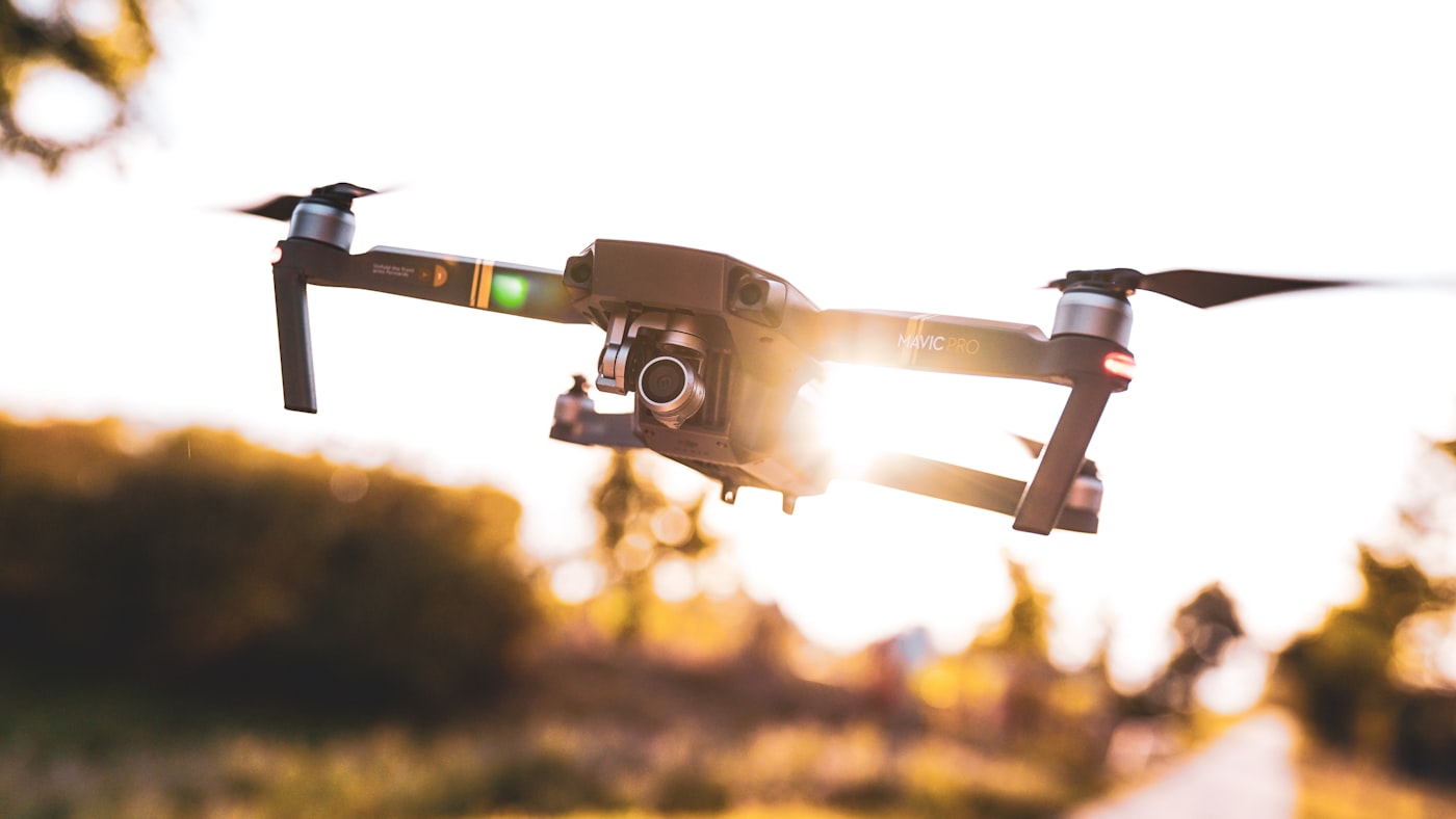 Drone d'acquisition d'images en vol au-dessus d'une zone d'étude
