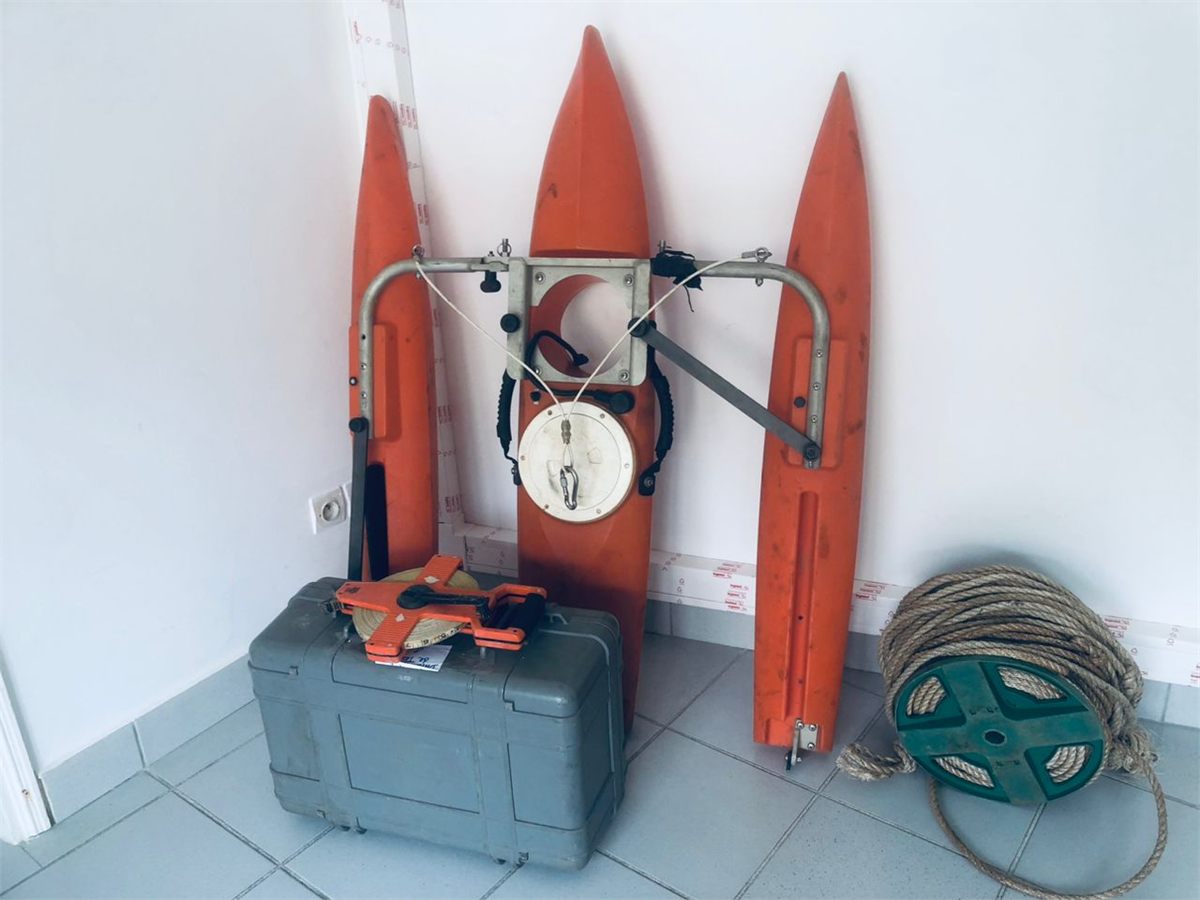 Équipements d'hydrométrie de Somme Up Services : flotteur trimaran, treuil et matériel de mesure