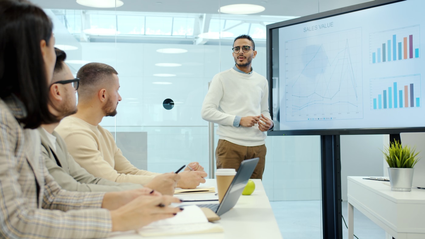 Session de formation professionnelle avec restitution de données devant un groupe de participants