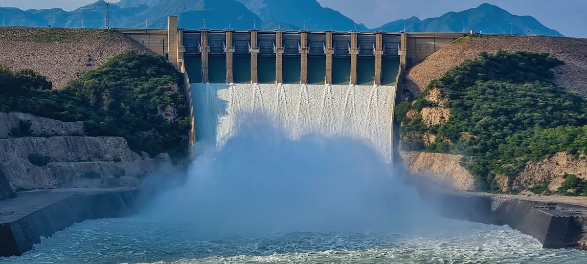 Barrage hydroélectrique en fonctionnement, évacuation des eaux