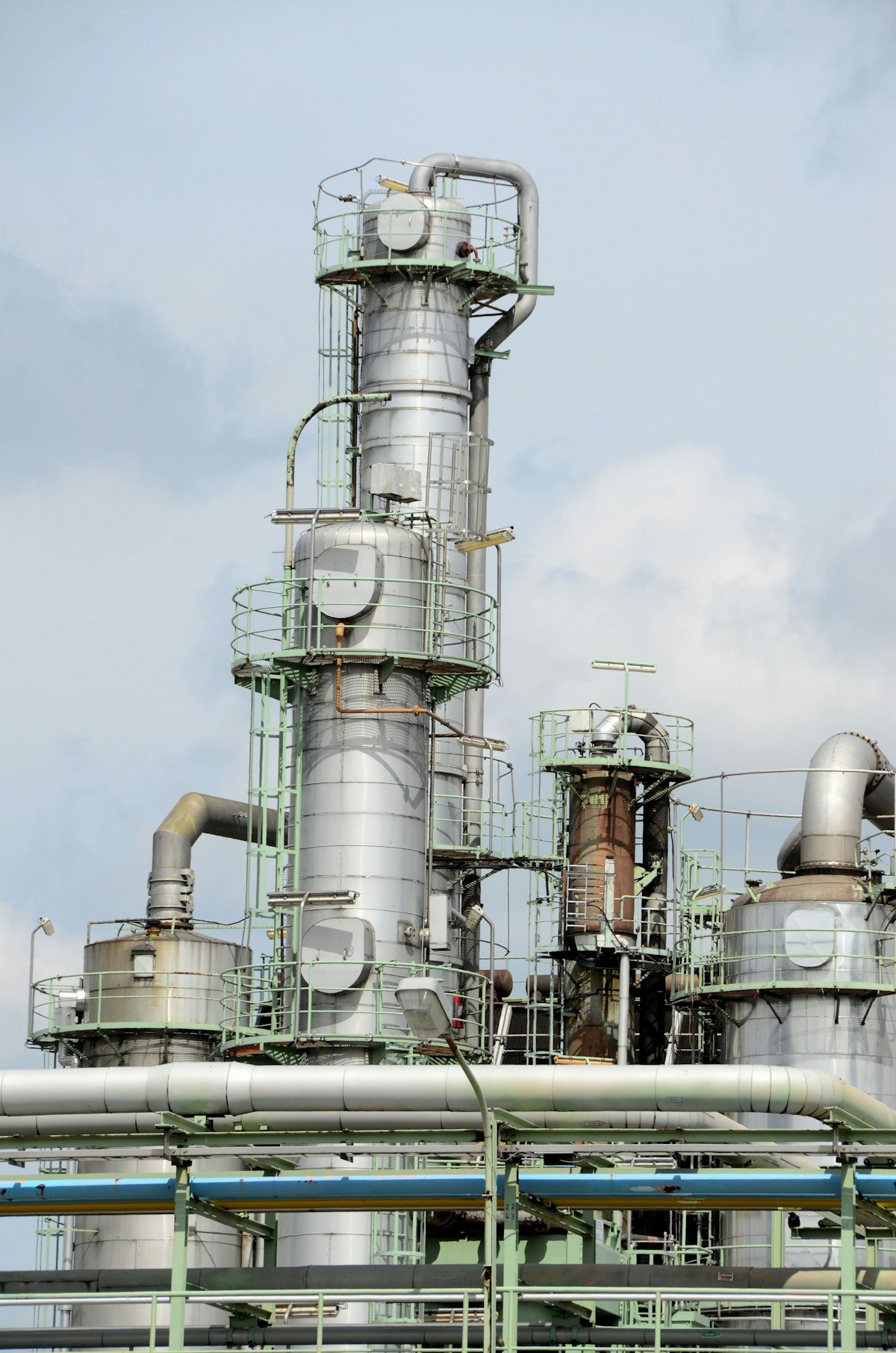 Colonnes de distillation et réseaux de tuyauterie d'une installation pétrolière et gazière