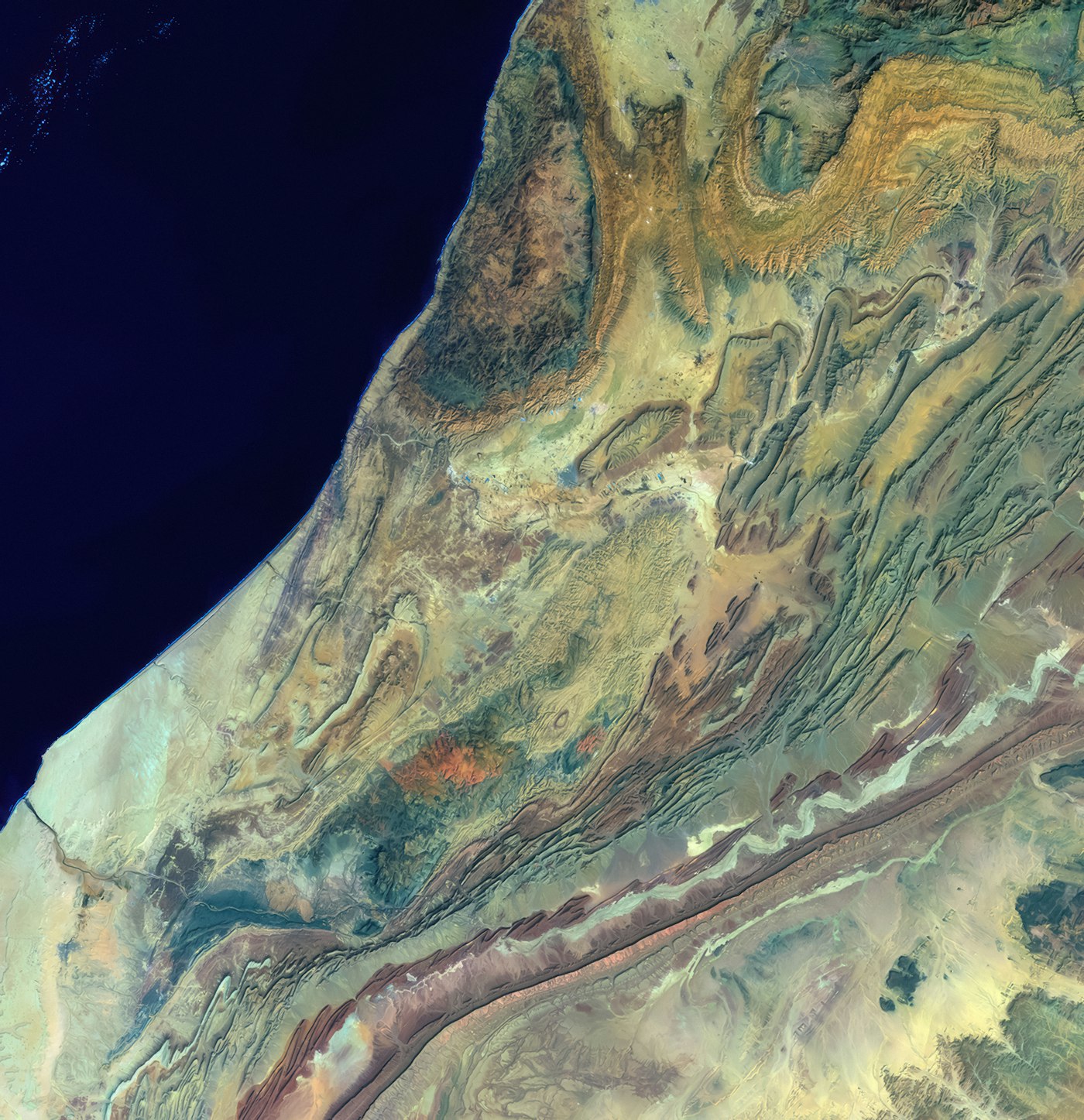 Image satellitaire d'un territoire côtier révélant les structures géologiques du relief